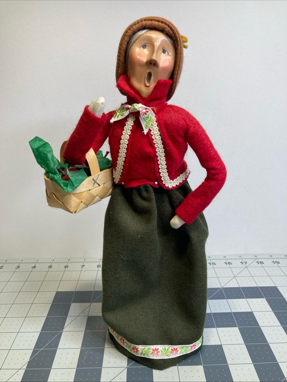 Vintage Byers Choice Lady Caroler Shopper Basket Of Apples USA 1995